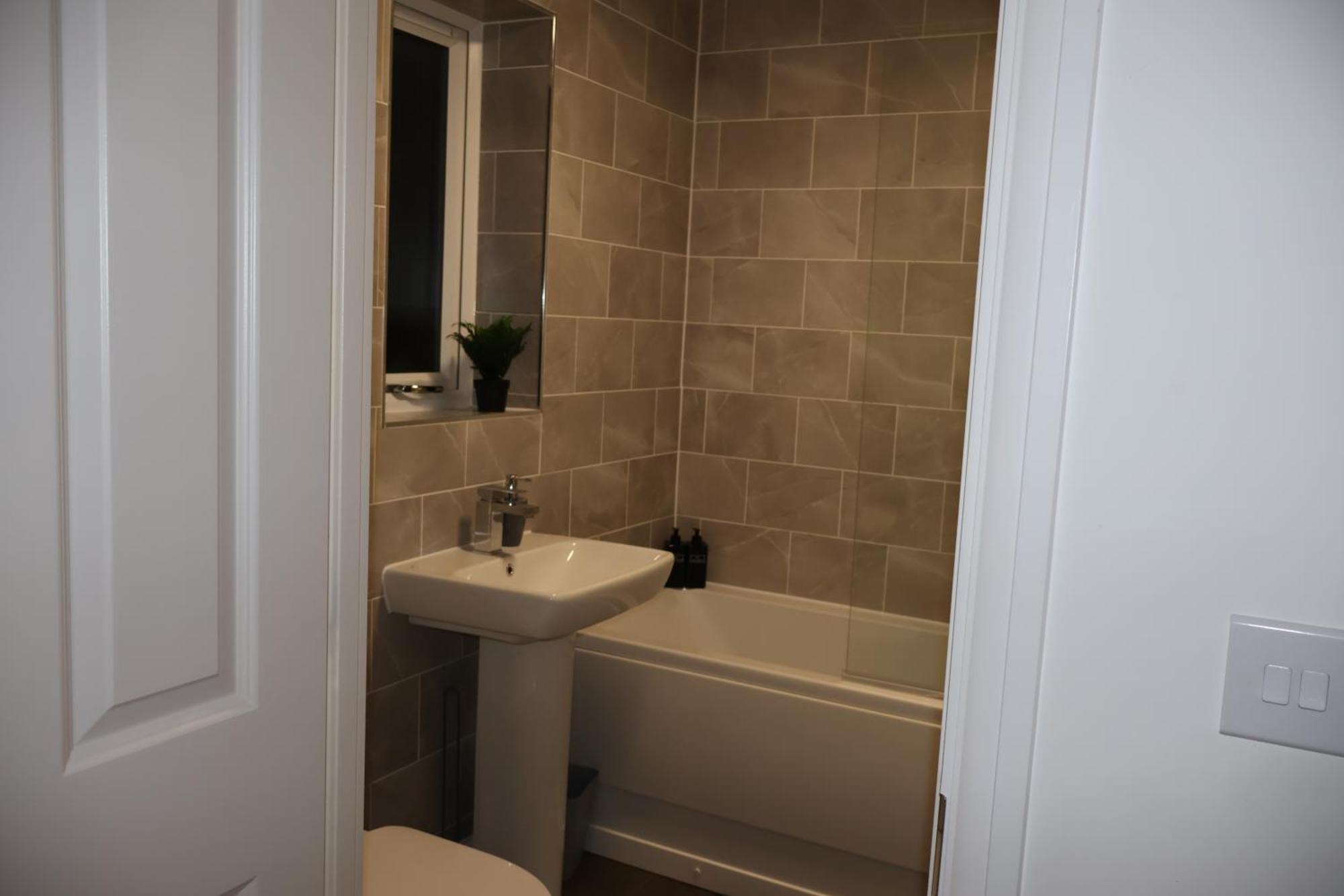 Holiday home Modern House In Centre With Private Parking And Gated Birmingham