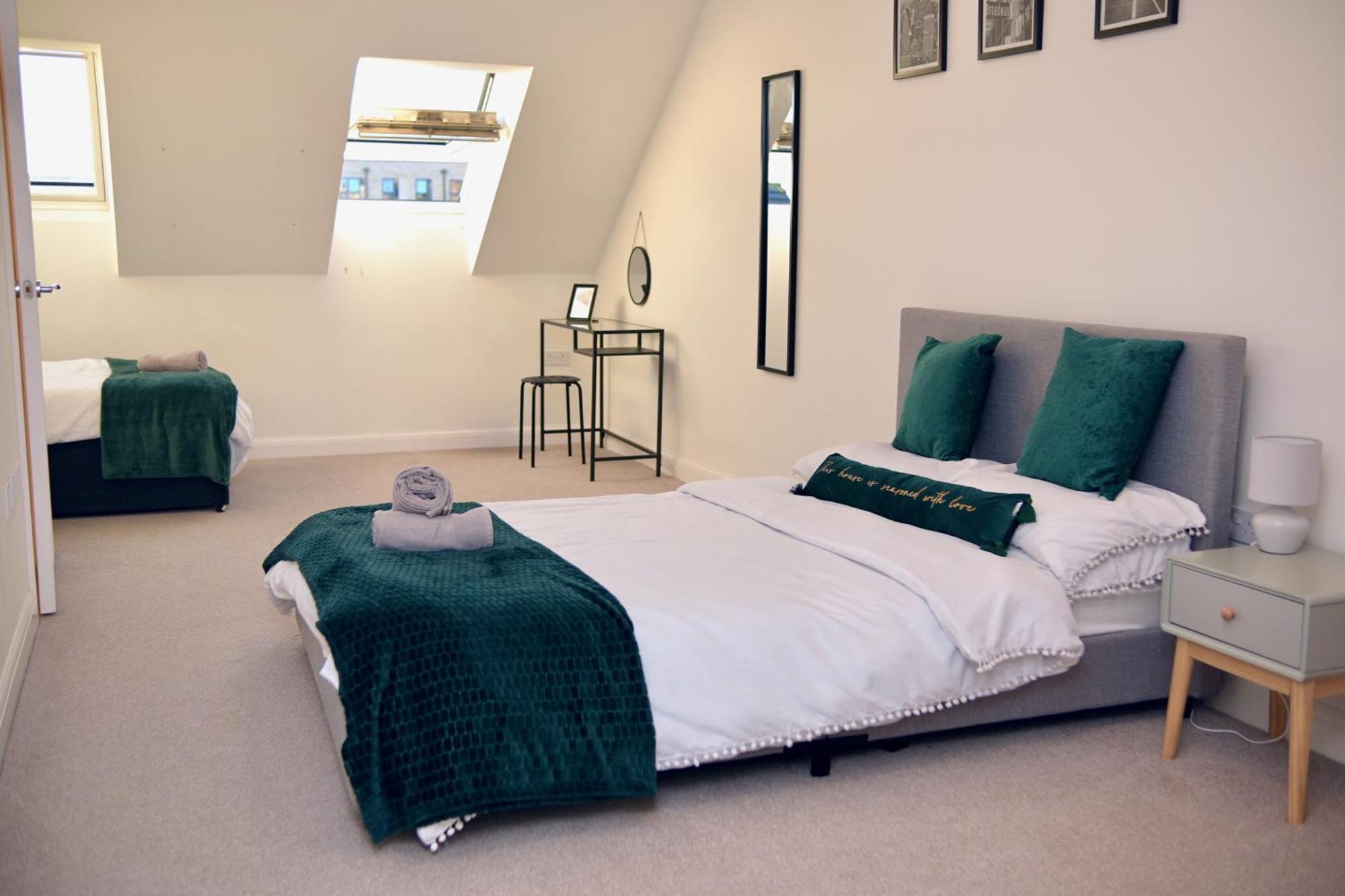 Modern House In Centre With Private Parking And Gated