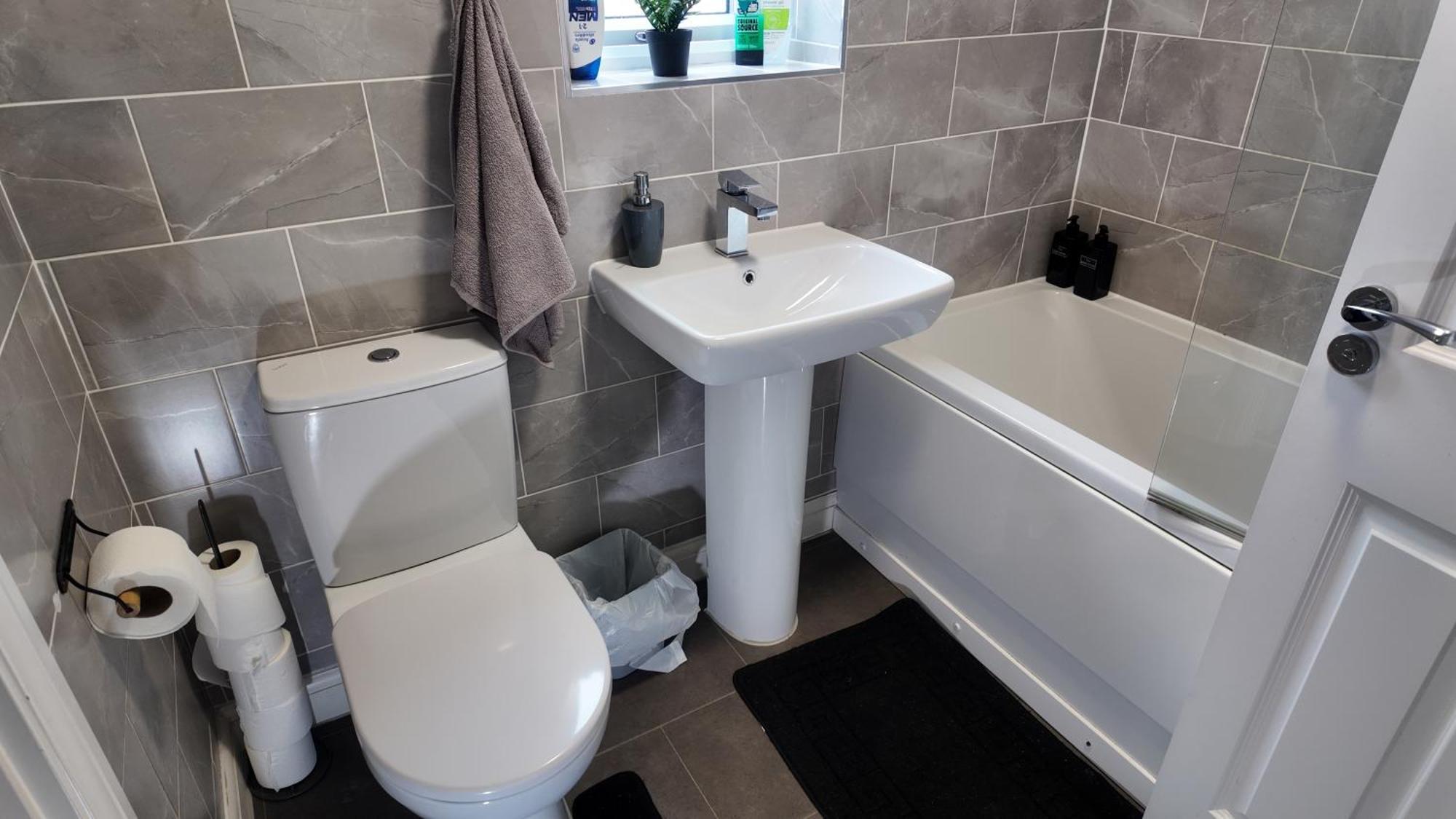 Modern House In Centre With Private Parking And Gated * Birmingham